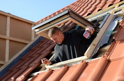 Pose de fenêtres de toit Velux à Luché-Pringé
